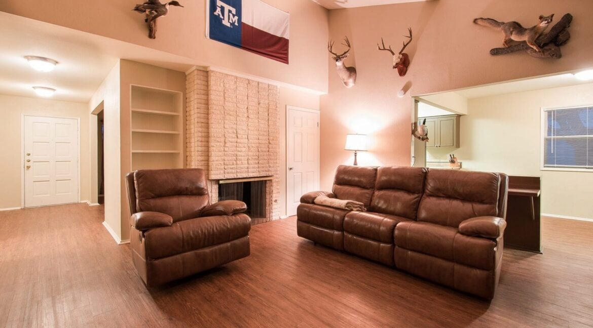 03-Family-Room-8085-min-1