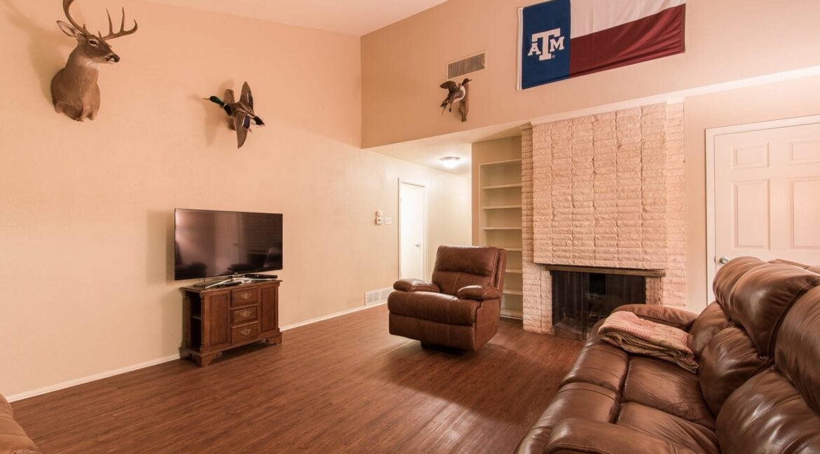03-Family-Room-8087