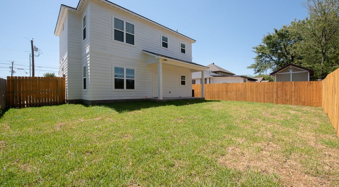 6kHdAbE8-back-yard